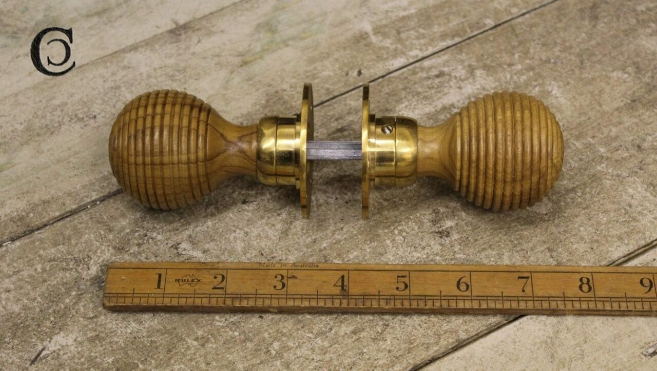 Door Knob Set Beehive Teak / Brass 50mm Diameter – Cottingham Collection