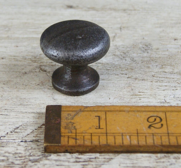 Knob Plain Shaker with Seam Cast Antique Iron 32mm Diameter